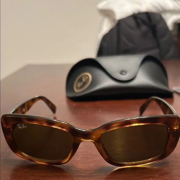 Ray-Ban Tortoiseshell Frame Sunglasses with Black Case - Picture 3 of 4